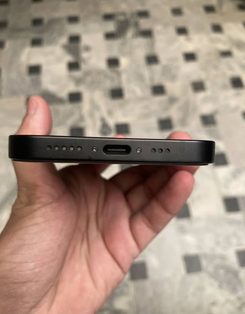 Apple iPhone 16e 0