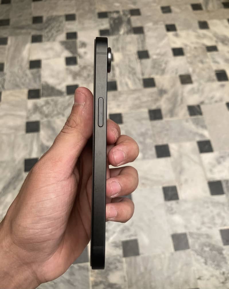 Apple iPhone 16e 1