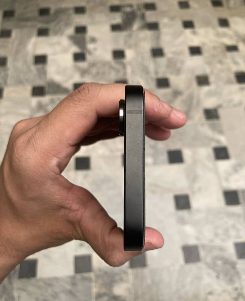 Apple iPhone 16e 2