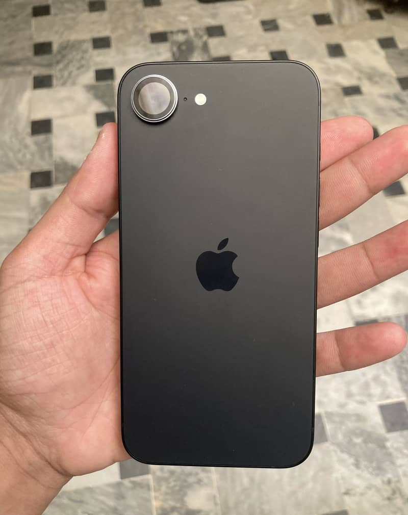 Apple iPhone 16e 3