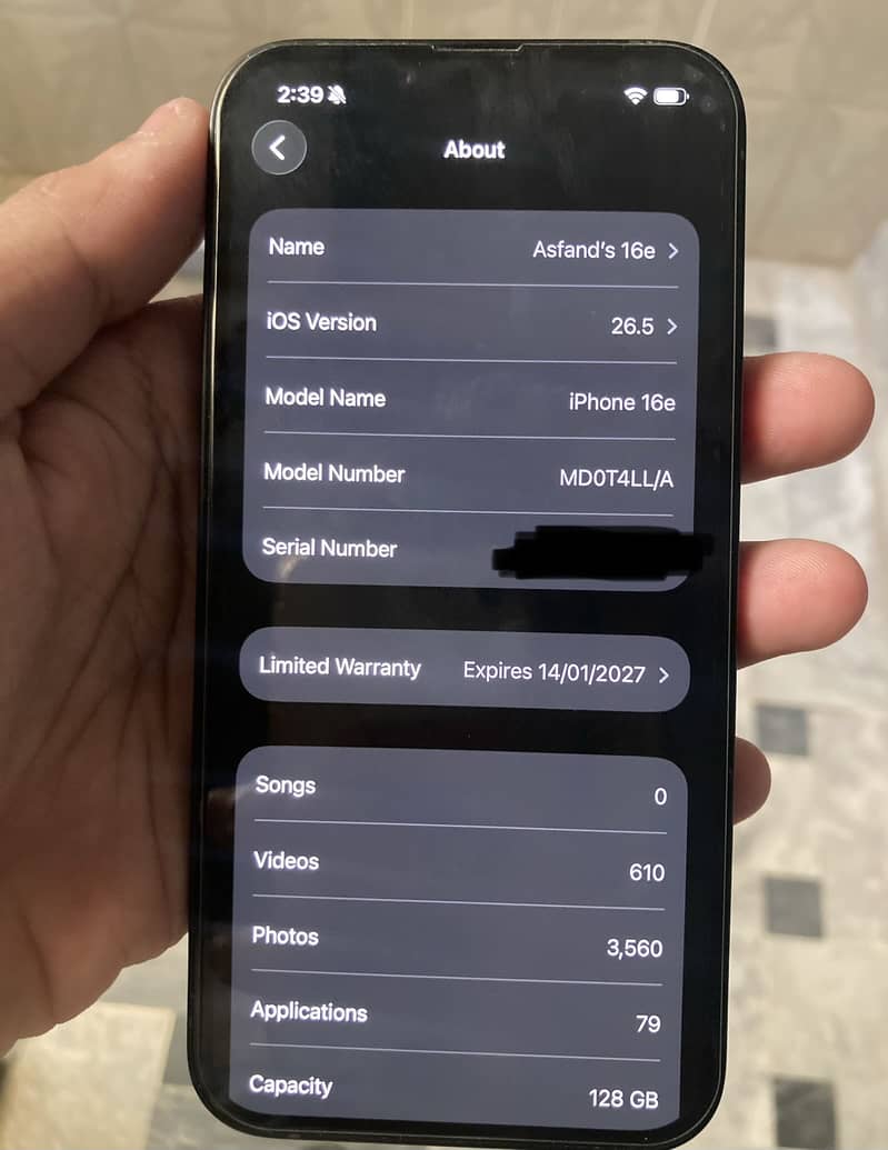 Apple iPhone 16e 4