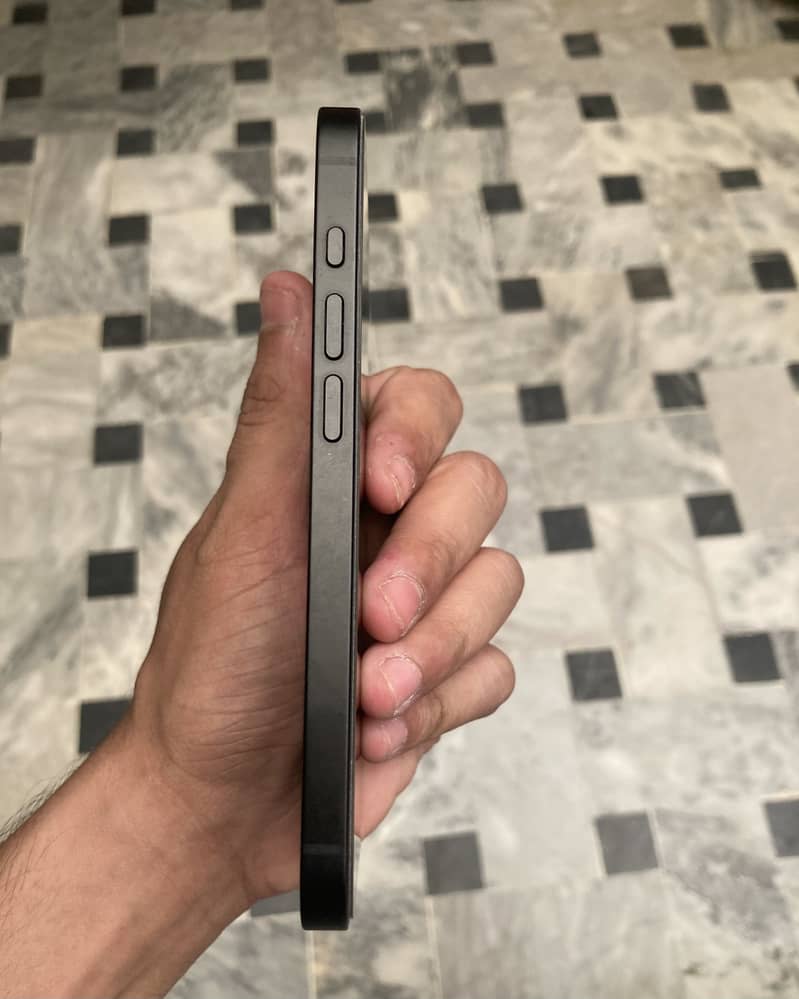 Apple iPhone 16e 6
