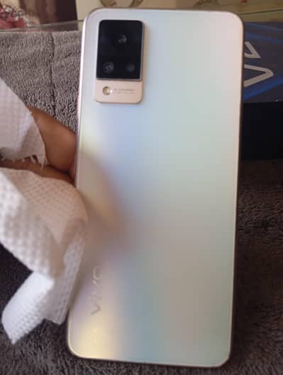 V21  Box with charger 10/9 Argent sale 8/128