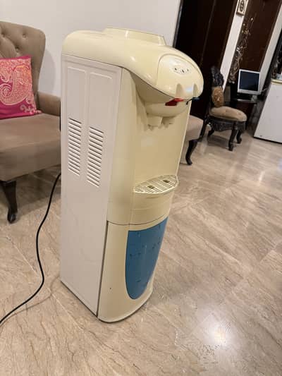 Dearer dispenser with fridge