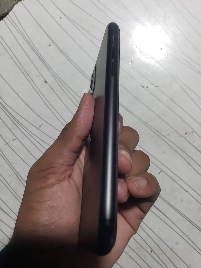 Apple iPhone 11 3