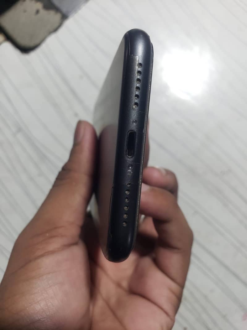 Apple iPhone 11 4