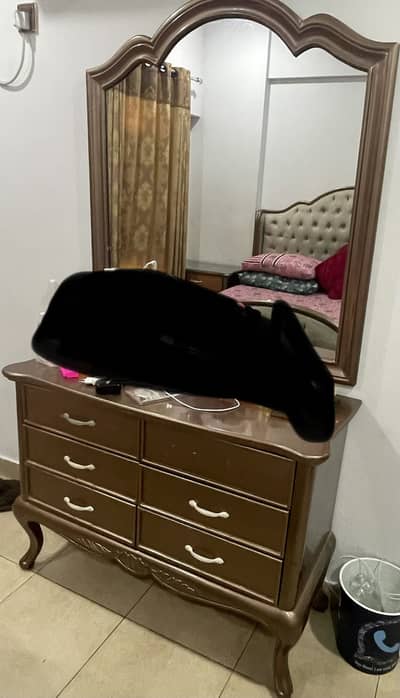 Bed 2 side tables 1 dressing table