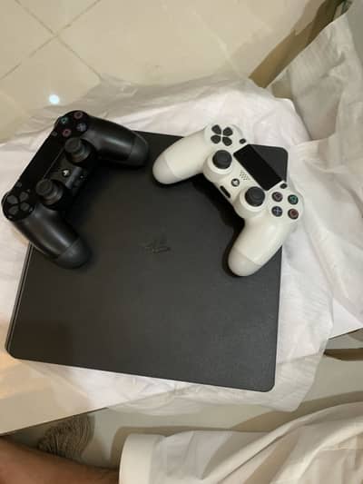 PS4 500GB | 2 Original Controllers | PS Plus