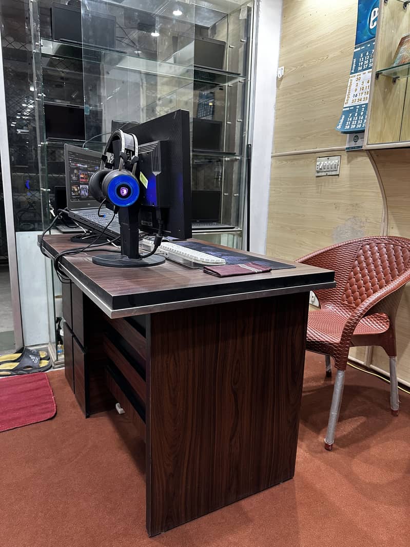 Office / computer table Execllent Condition 1