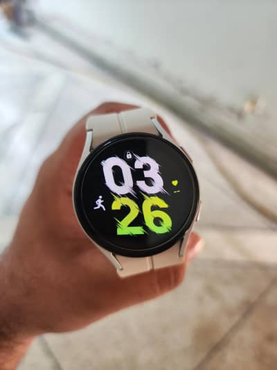 Samsung Galaxy Watch 5 40mm - 10/10 Mint Condition (With Charger)