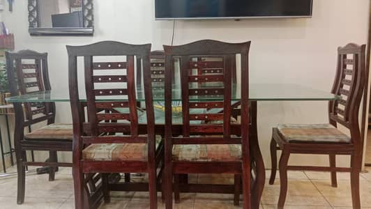 dinning table in good condition