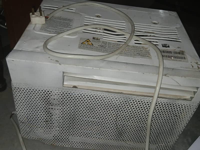 window AC 4