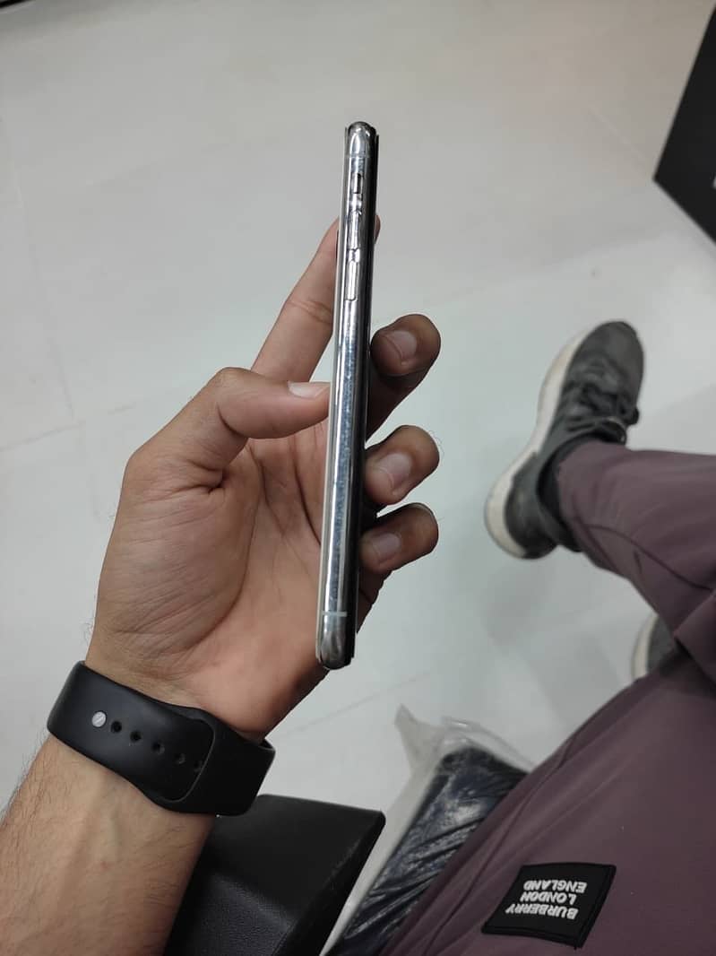 Apple iPhone X 4