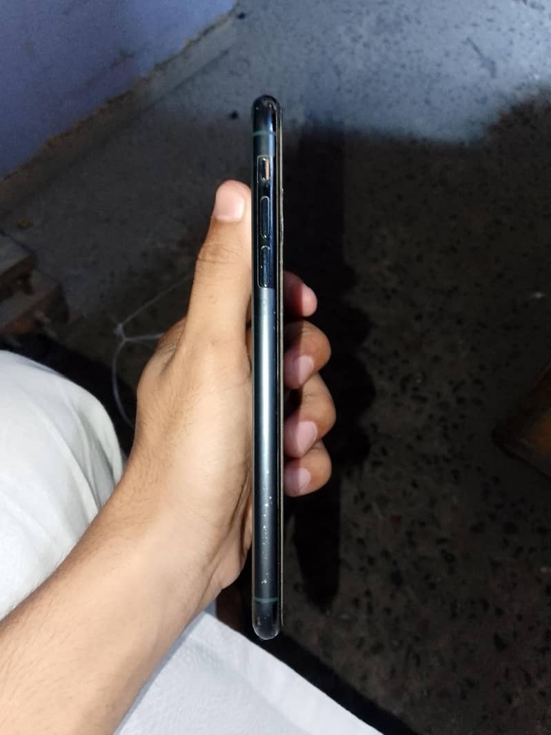 Apple iPhone 11 Pro Max 4