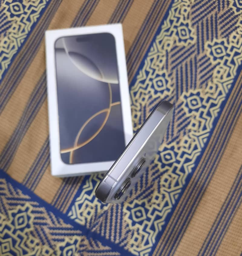 iPhone 16 Pro Max 4