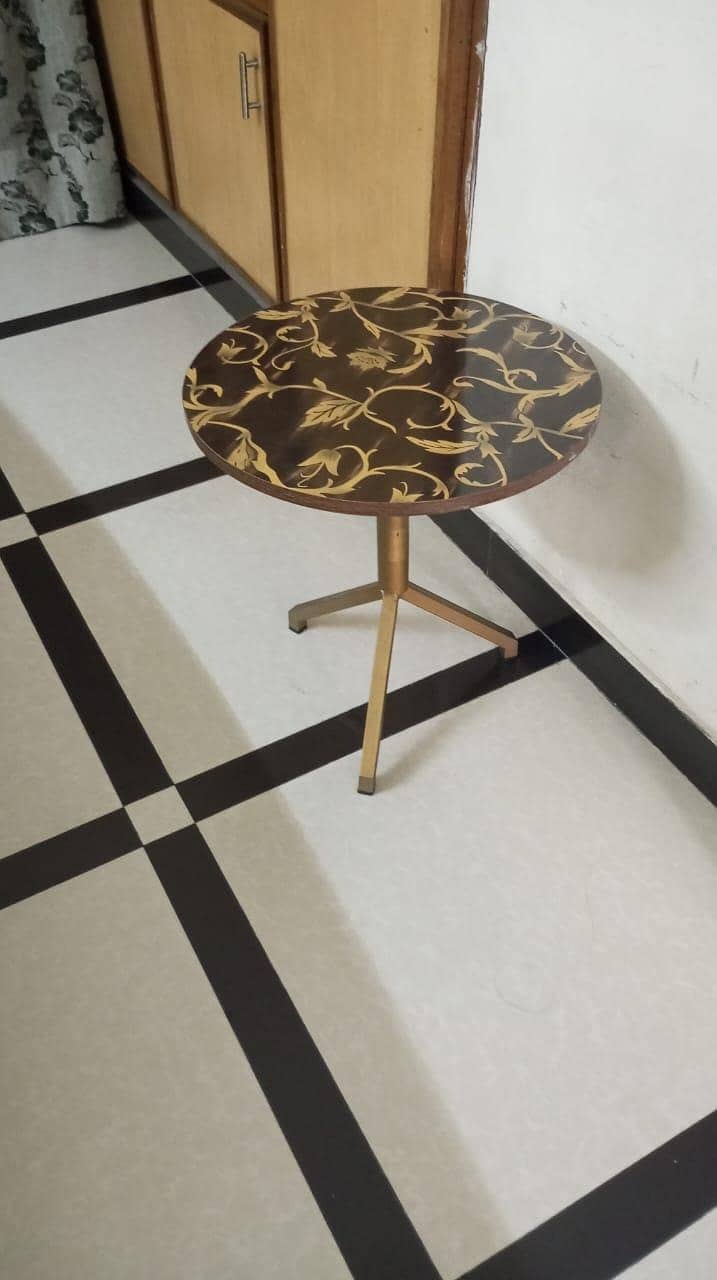 round shape table good condition 1