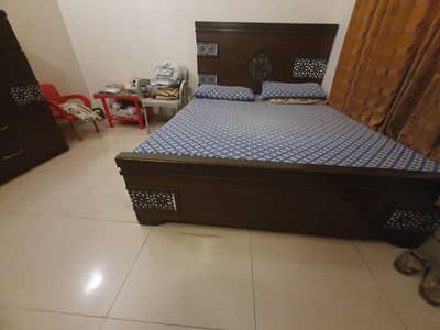 queen bed with mattres and matching chestnet with 4 big draws