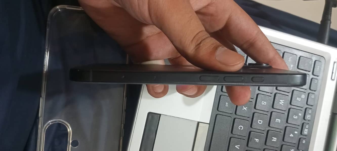 Apple iPhone 16 2