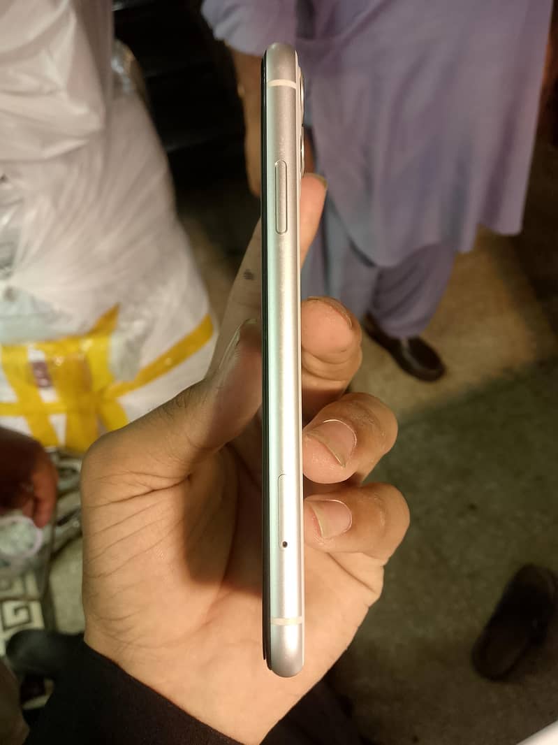 Apple iPhone 11 4