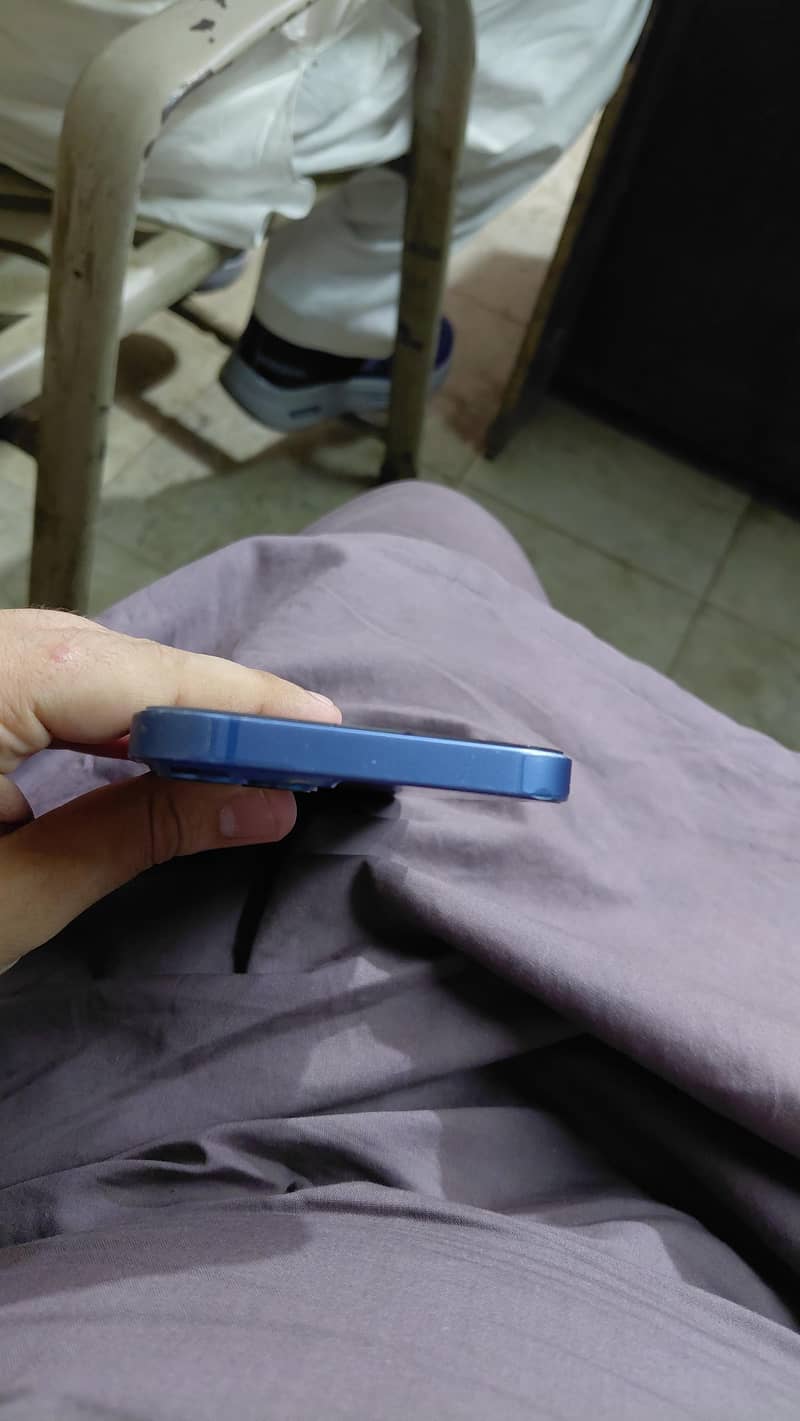 iPhone 13 4