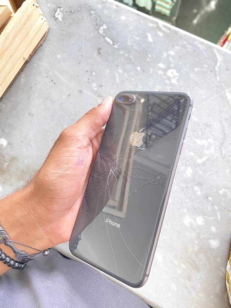 Apple iPhone 8 Plus 1
