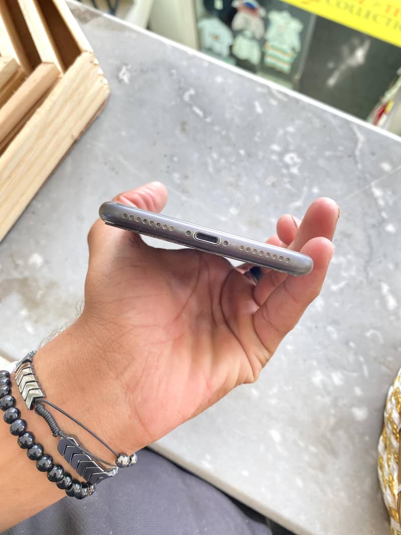 Apple iPhone 8 Plus 4