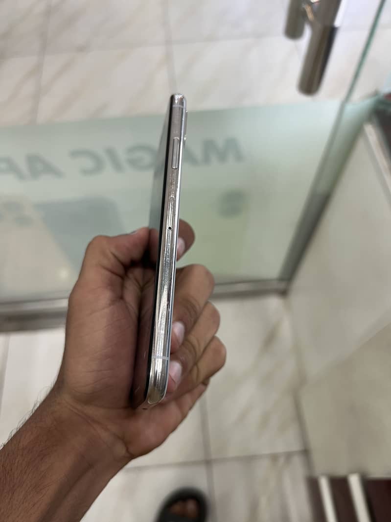 Apple iPhone X 4