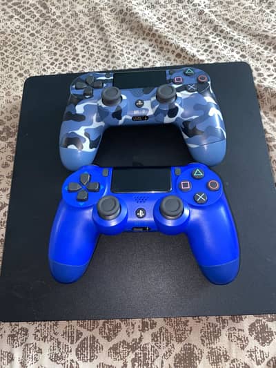 Ps4 slim 500 gb with 2 original controllers and original box