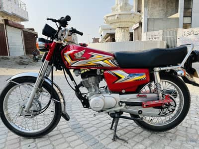 Honda 125 new 10/10 condition 2025 model.