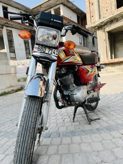 Honda 125 10/10 condition 2025 model.