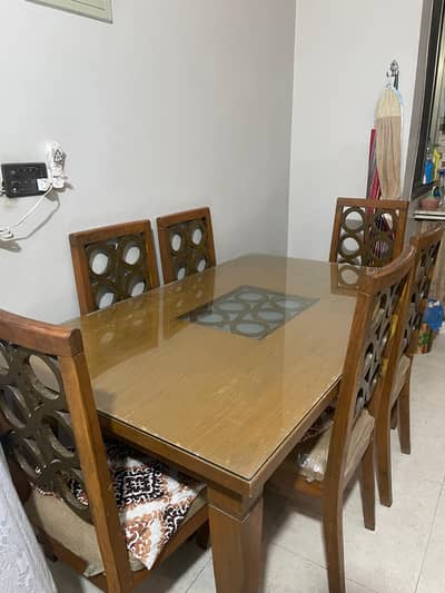 6 seater Dinning table for sale 10/8 condition