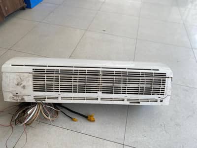 Gree 1.5 Ton Split AC complete set for sale in excellent working.