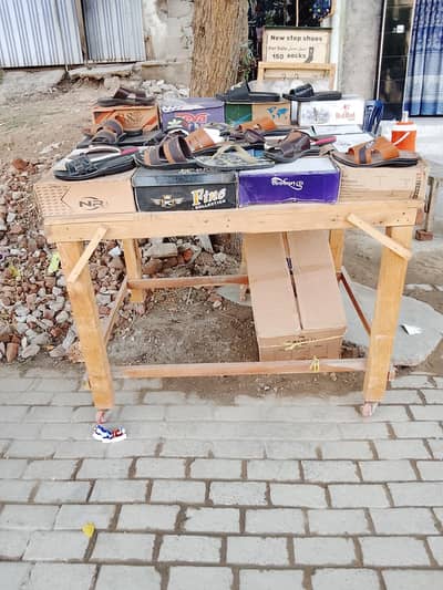 ek lakadi ka table hai