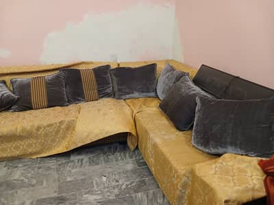 Used sofa set with centre table