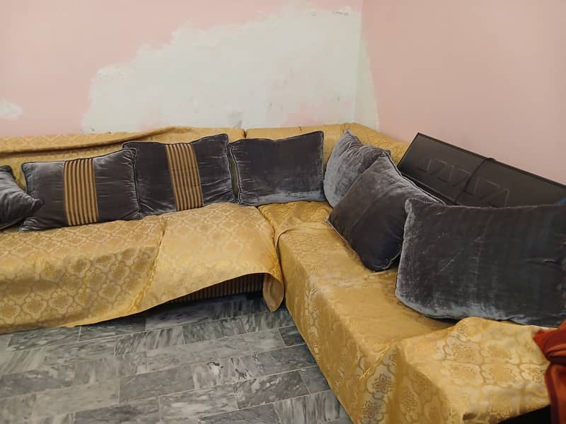 Used sofa set with centre table 0