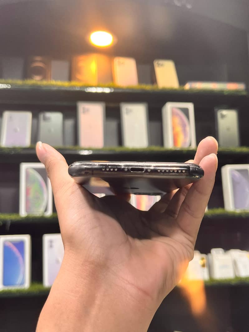 Apple iPhone 11 Pro Max 2