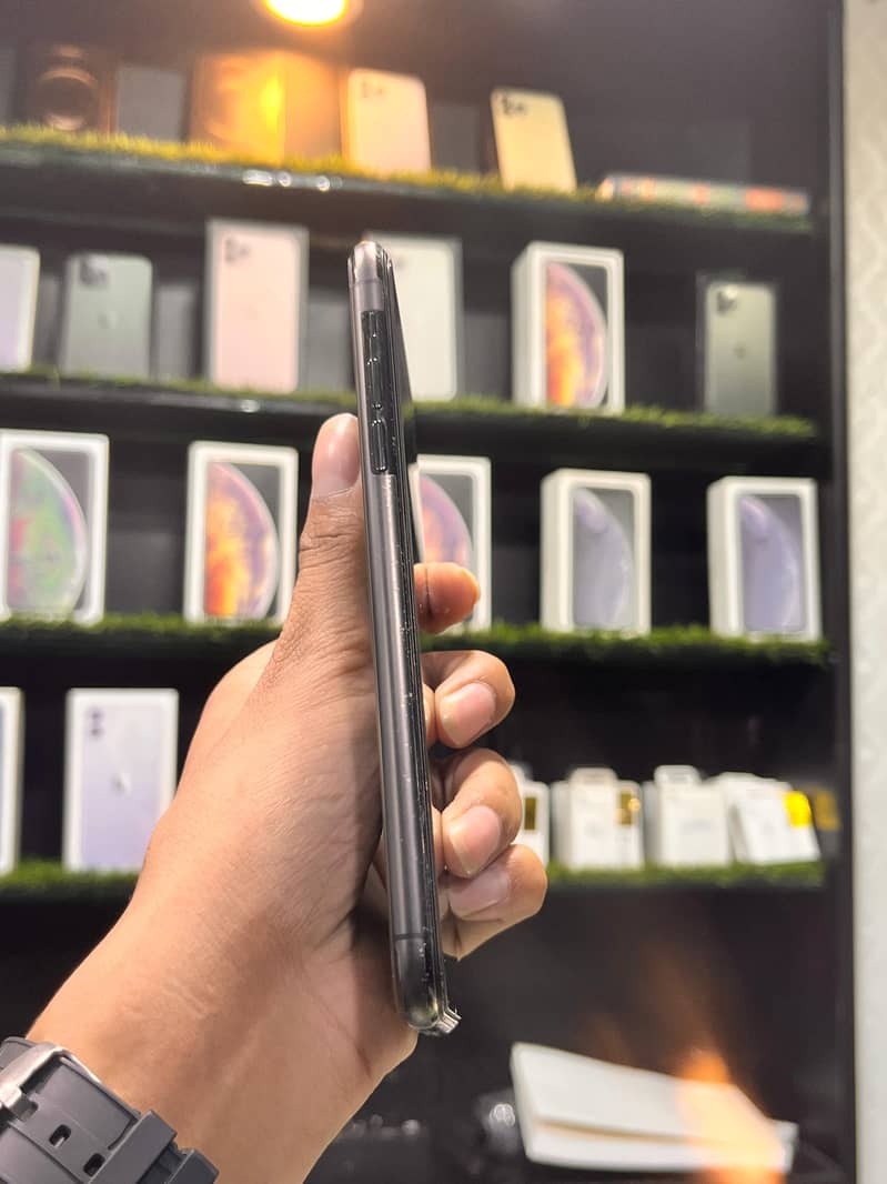 Apple iPhone 11 Pro Max 4