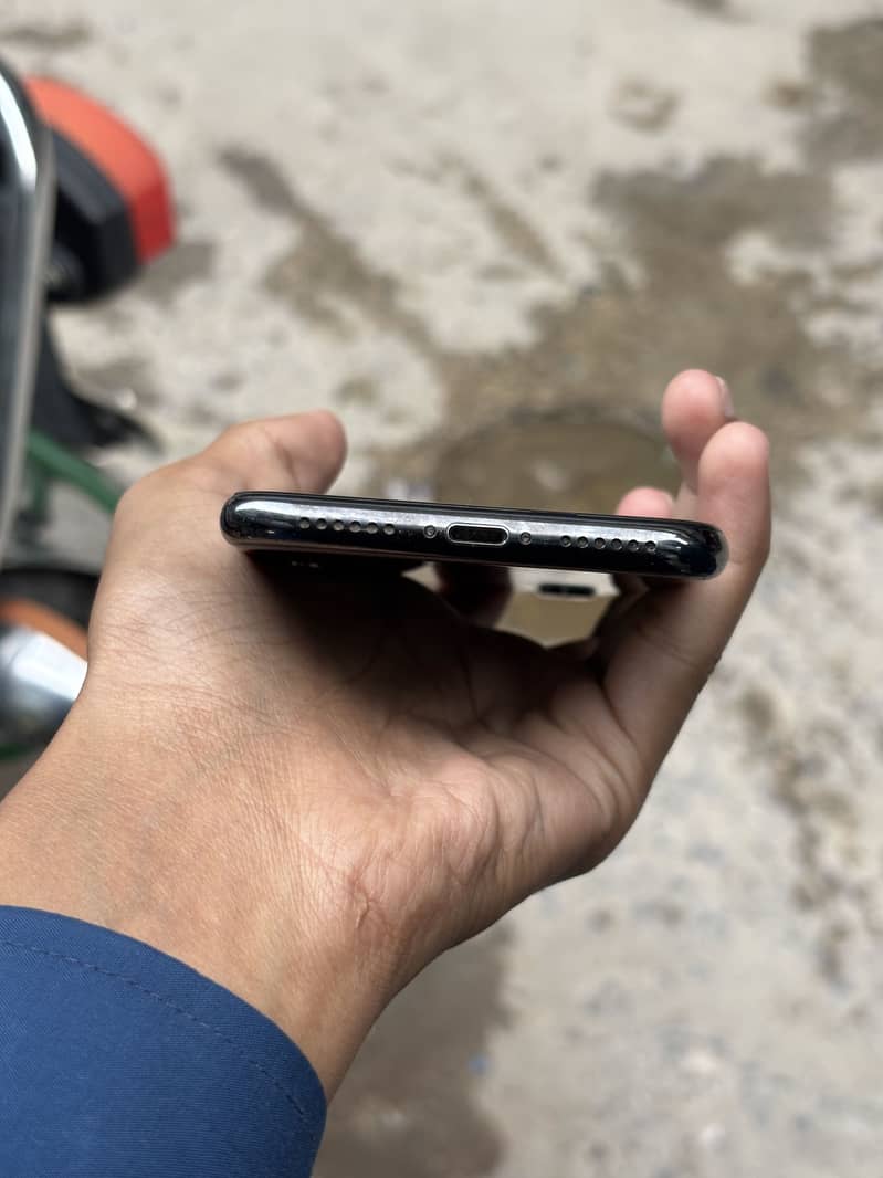 Apple iPhone X 4