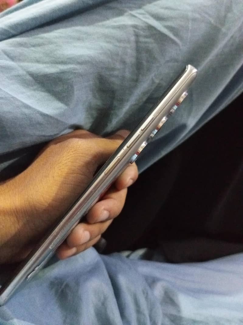 Tecno camon 40 pro 4