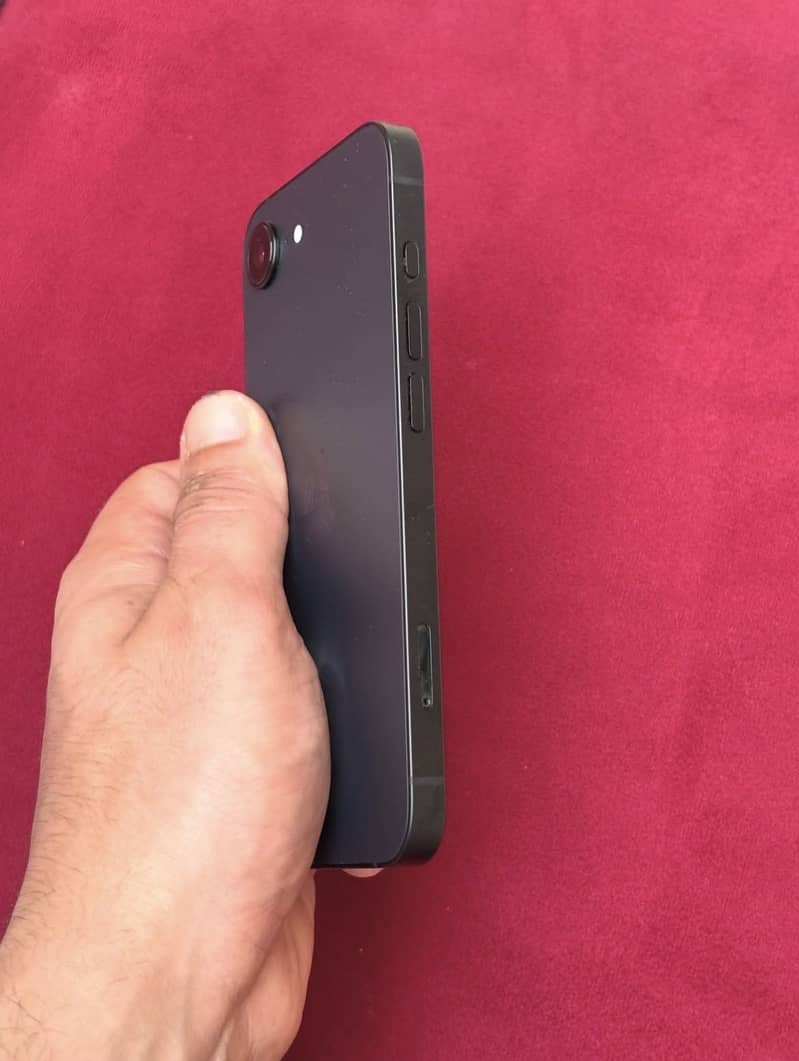 Apple iPhone 16e 1