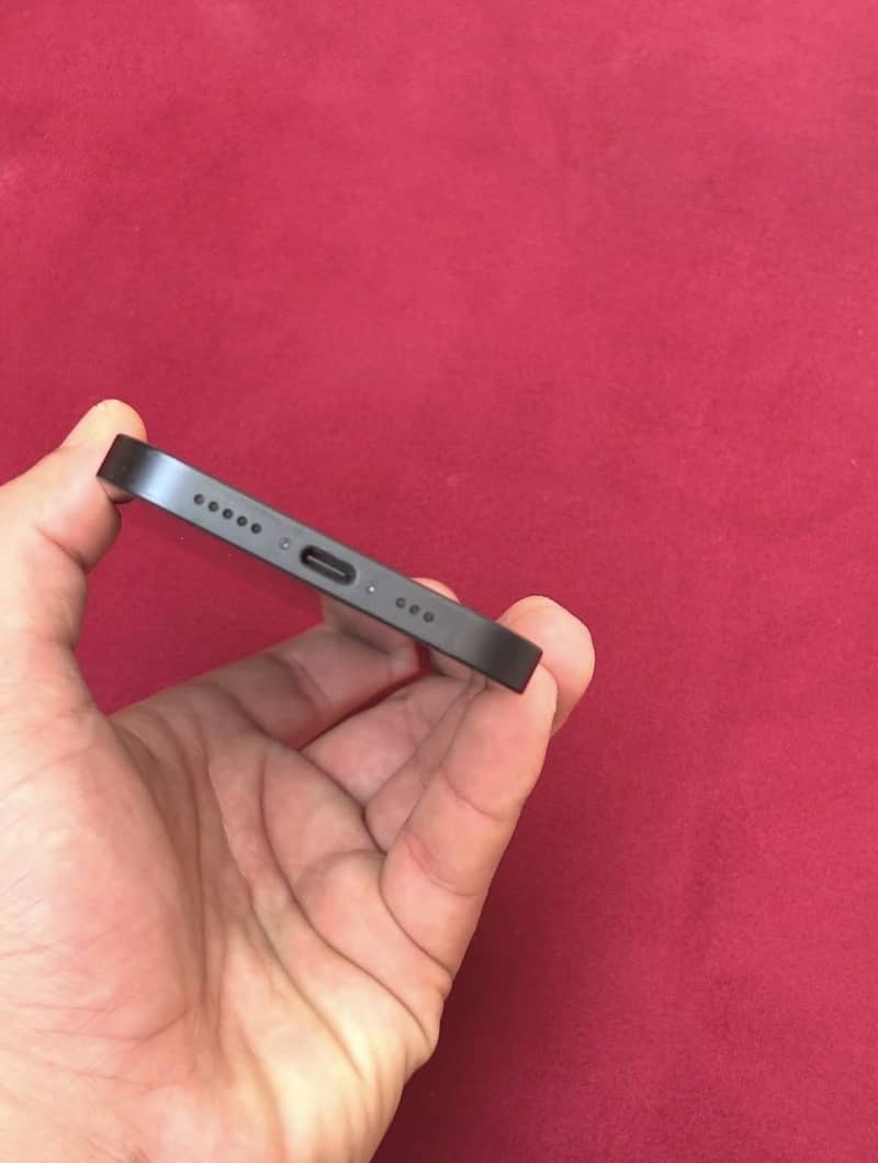 Apple iPhone 16e 4