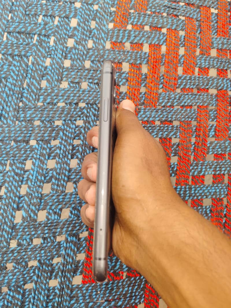 Apple iPhone 11 4