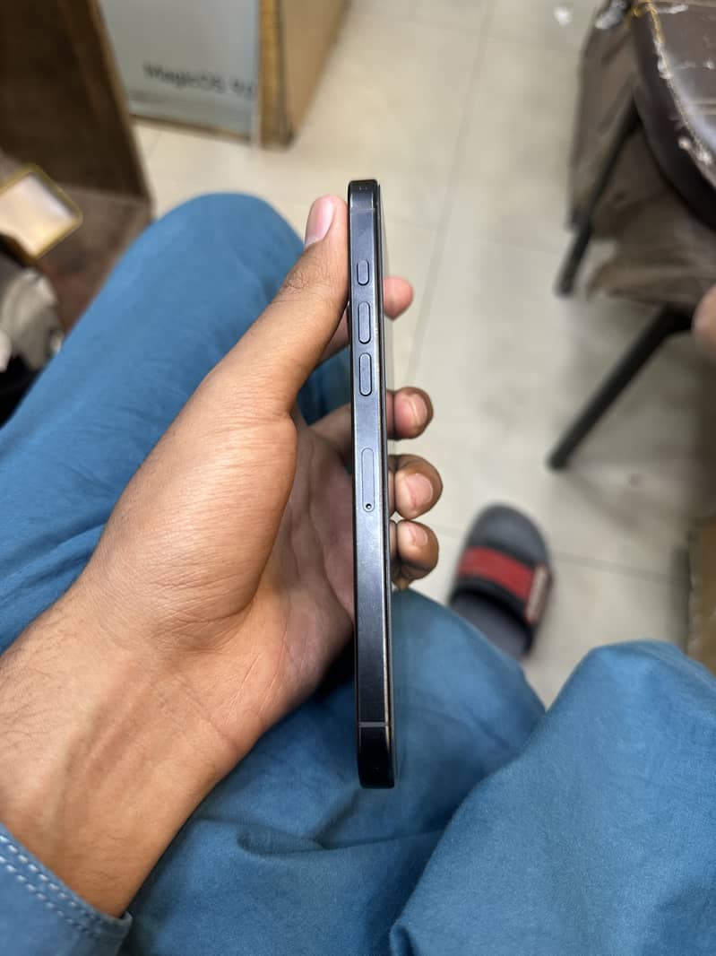 Apple iPhone 16 Pro Max 4