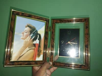 Foldeable picture frame with clock