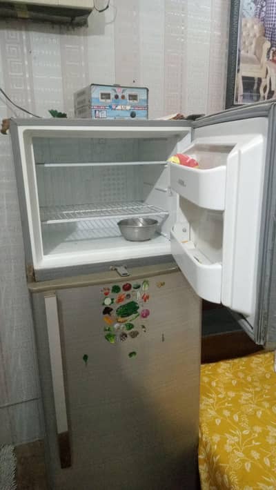 I want to sale Dawlance fridge good condition Bhobhatin raiwind road l