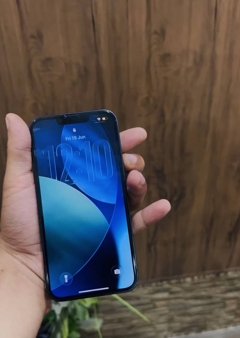 Apple iPhone 13 1