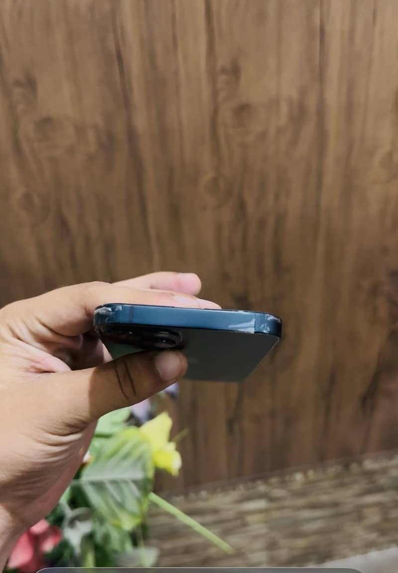 Apple iPhone 13 2