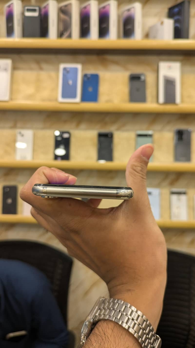 Apple iPhone X 4