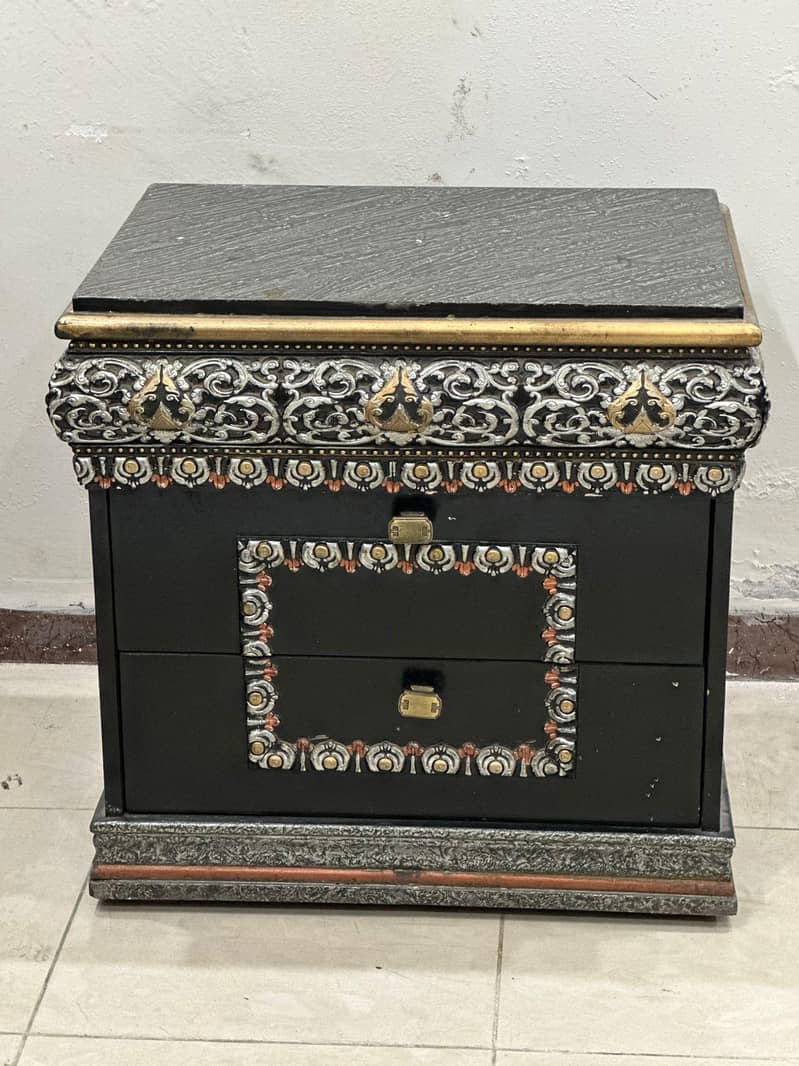 2 Side tables 0