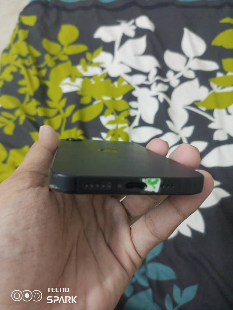 Apple iPhone 16e 0